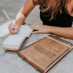 iShft Happens with Leah & Cari: Discover the Leader Within: 20. Designing Your Year: Who You&rsquo;ll Become on the Journey Ahead